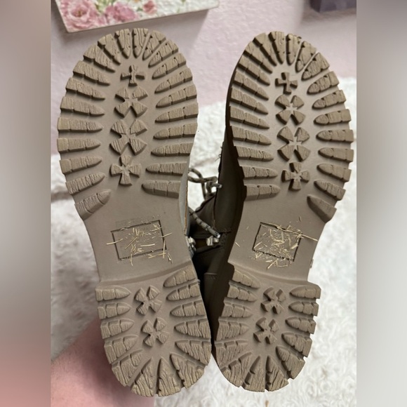 Girls Grayish/Beige Ankle Boots, sz 5.5 - Picture 6 of 7